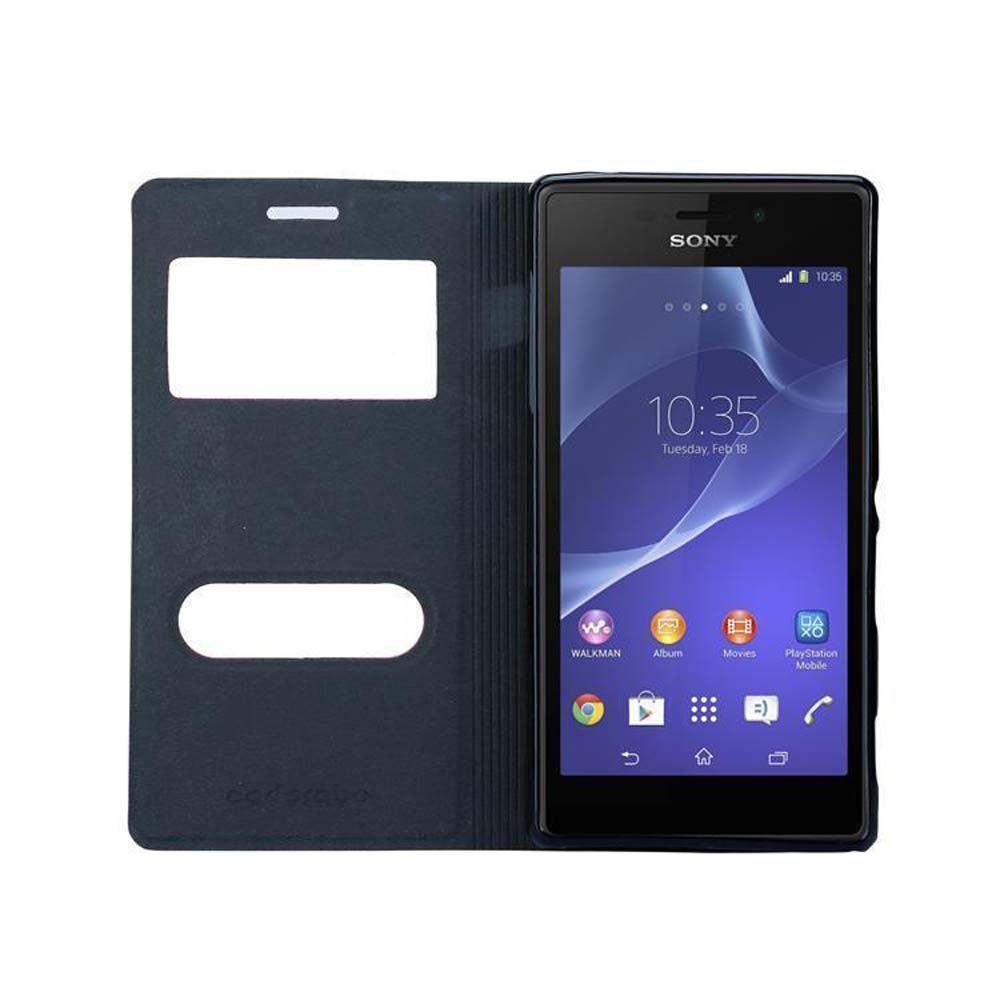 Teléfono en funda abierta. Teléfono muestra hora e iconos. Funda azul oscura con rectángulo blanco.