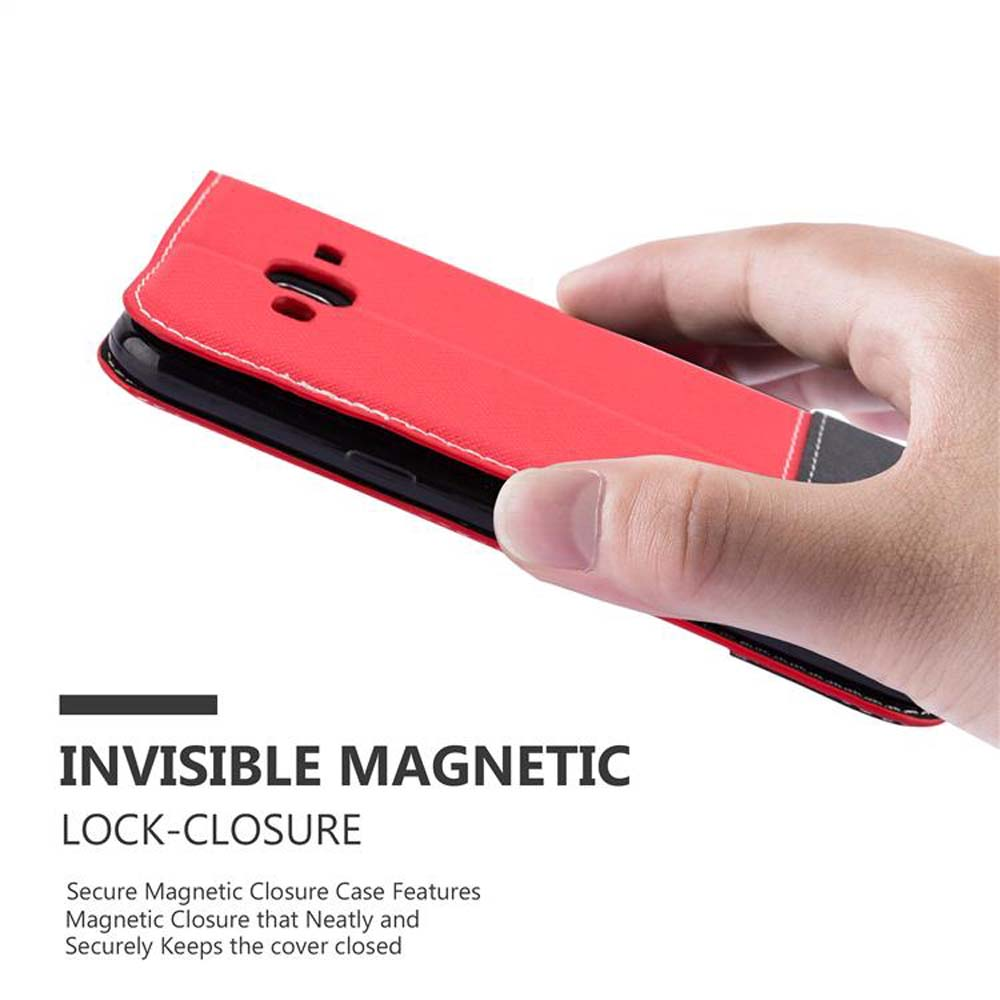 Custodia rossa con chiusura magnetica invisibile, tenuta da una mano.