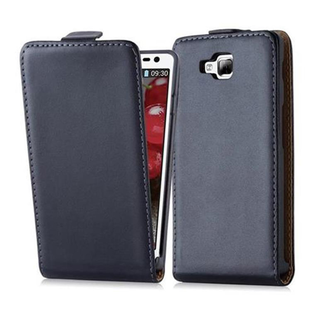 Una funda azul con un teléfono dentro. El teléfono muestra un reloj. La funda está abierta. El fondo es blanco.