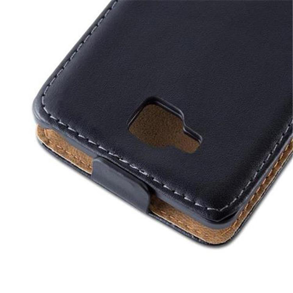 Primer plano de una funda de teléfono con frente negro e interior marrón, asegurada por un cierre.