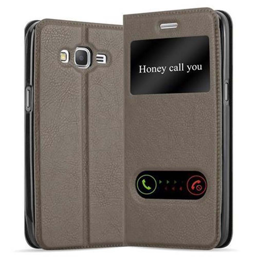 Funda de teléfono gris, abierta. Teléfono dentro. La funda tiene una solapa abierta. El teléfono se muestra con una interfaz.