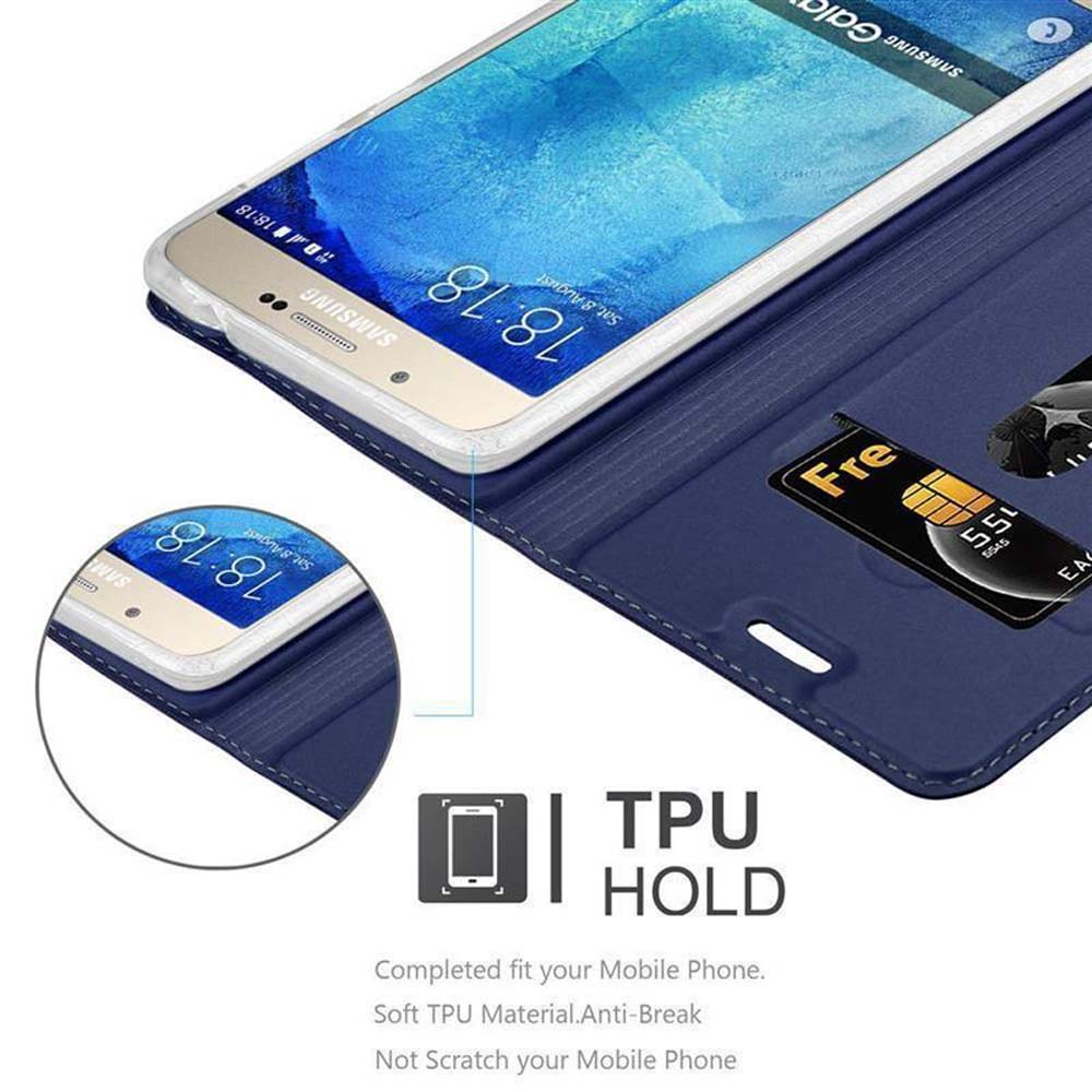 Eine blaue Brieftaschen-Handyhülle mit einem Telefon darin. Der Bildschirm des Telefons zeigt die Uhrzeit und das Datum an.