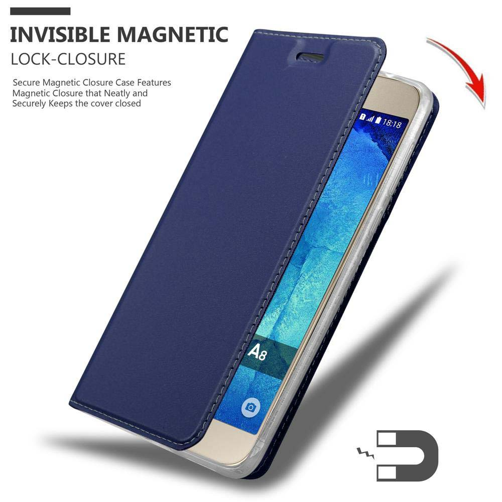 Ein Telefon in einer blauen Hülle ist geschlossen. Die Hülle hat einen Magnetverschluss. Das Telefon zeigt die Uhrzeit.