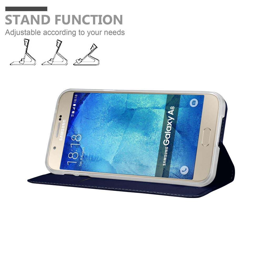 Eine blaue Handyhülle in Standfunktion. Auf dem Telefonbildschirm steht 18:18. Samsung Galaxy A8 steht darauf.