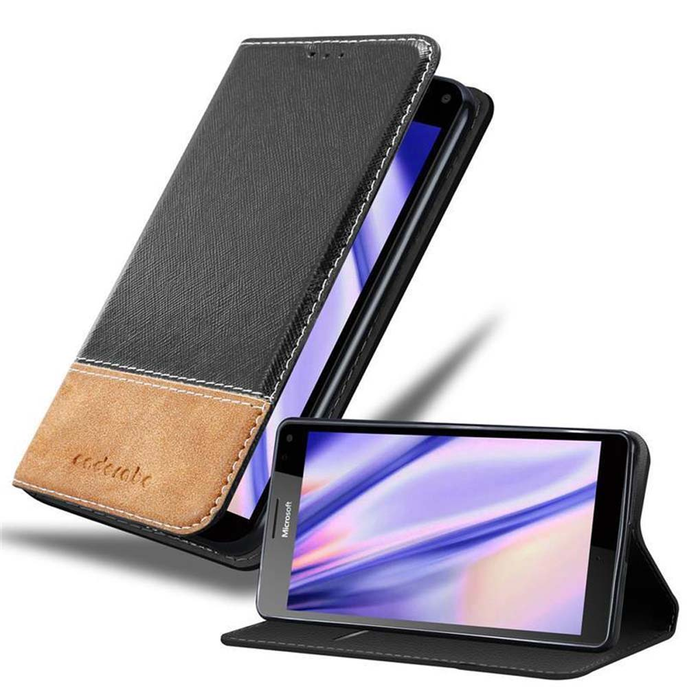 Funda negra y marrón con teléfono dentro y abierta, mostrando la pantalla. Otro teléfono descansa en la funda.