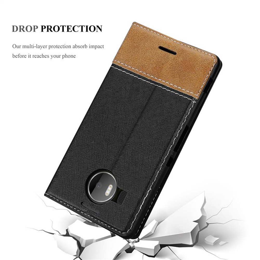 Funda de teléfono negra y marrón, en ángulo, sobre fondo blanco con grietas. Protección contra caídas.