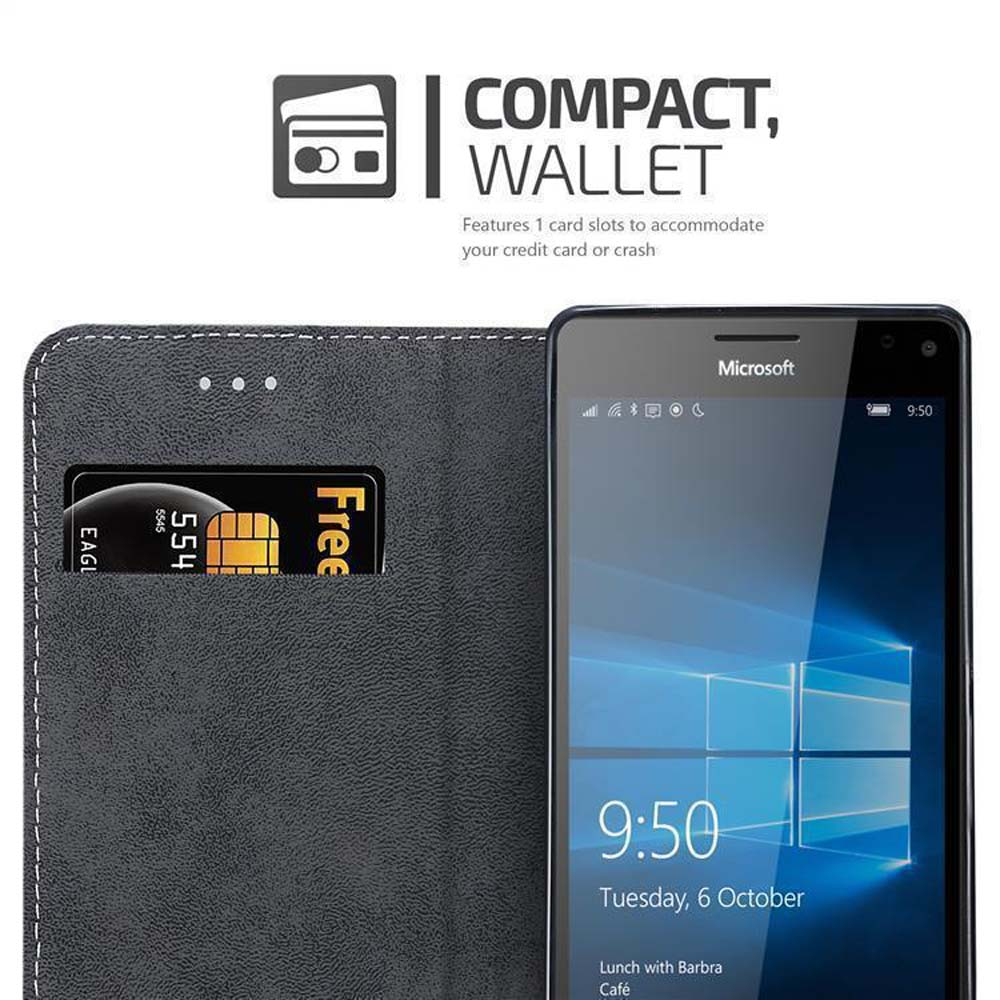 Teléfono negro en una funda tipo cartera. Muestra una ranura para tarjeta y una interfaz de Windows.