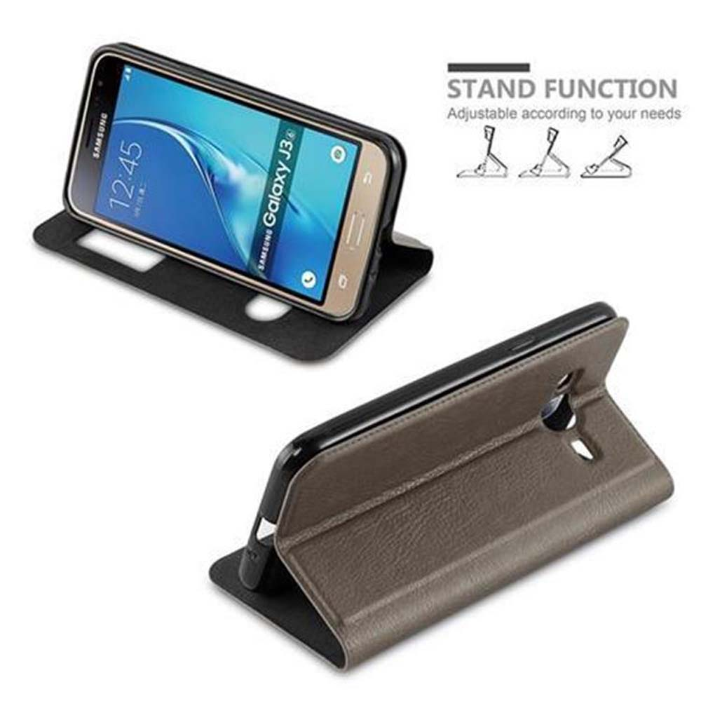 Un teléfono en una funda marrón. La funda puede ser un soporte. Señal de FUNCIÓN DE SOPORTE.