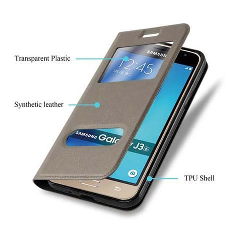 Teléfono en una funda. Funda gris abierta, mostrando la pantalla del teléfono. Cubierta de plástico transparente sobre la pantalla. Material de cuero sintético.