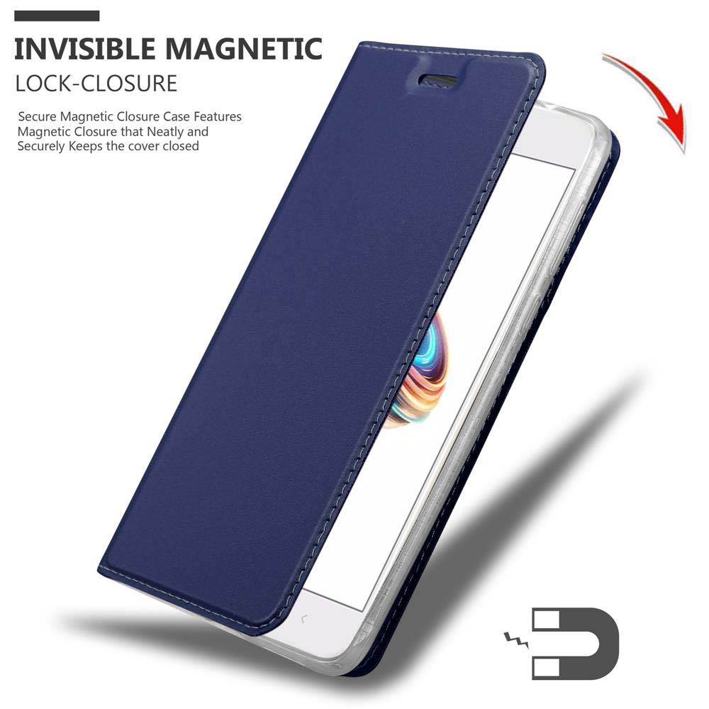 Custodia per telefono blu con un telefono all'interno. La custodia ha una chiusura magnetica. Sfondo bianco.