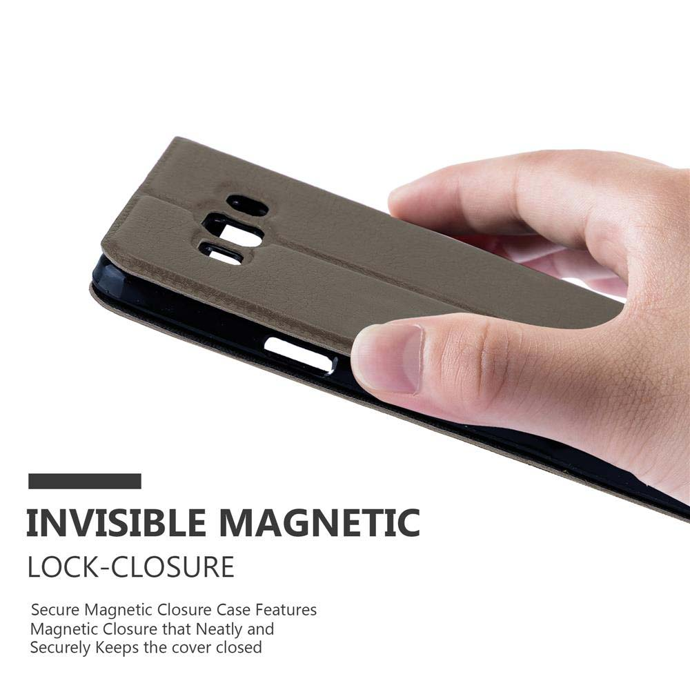 Mano che tiene una custodia per telefono marrone aperta, rivelando il telefono. La custodia ha una chiusura magnetica.