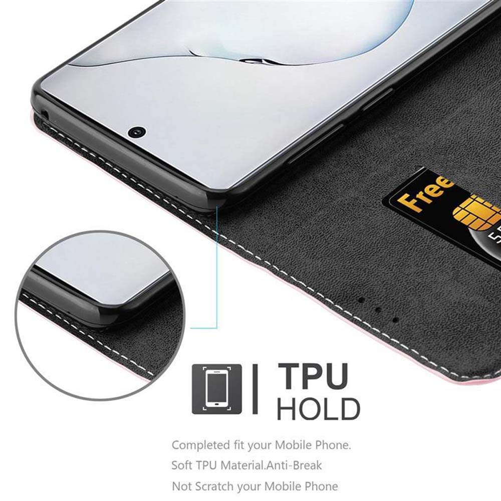 Un telefono in una custodia a portafoglio nera con una carta di credito. La carta è gratuita e viene visualizzata con del testo.