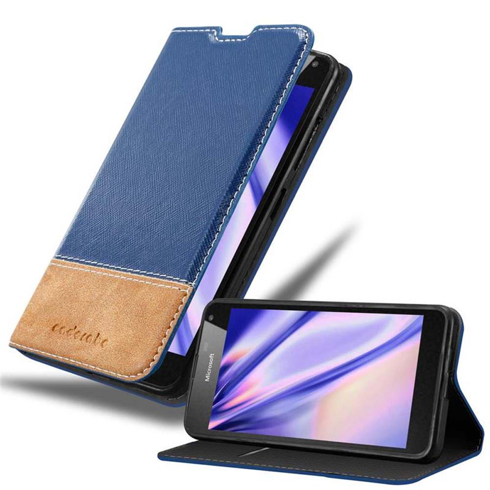 Funda de teléfono azul y marrón, abierta para mostrar un teléfono. El teléfono es negro, con el logo de Microsoft.