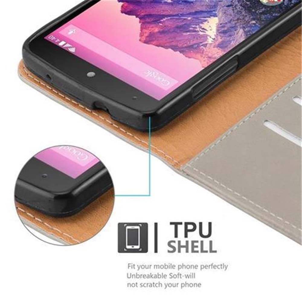 Un teléfono en una funda, dentro de una cartera, con una búsqueda de Google abierta en la pantalla.