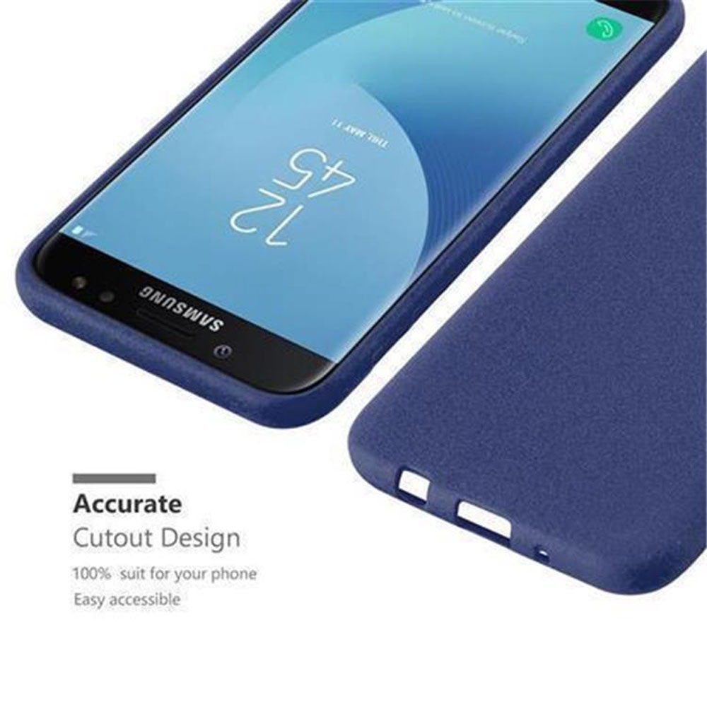 Un telefono blu è accanto a una custodia blu abbinata. Lo schermo del telefono mostra una data e icone di app.