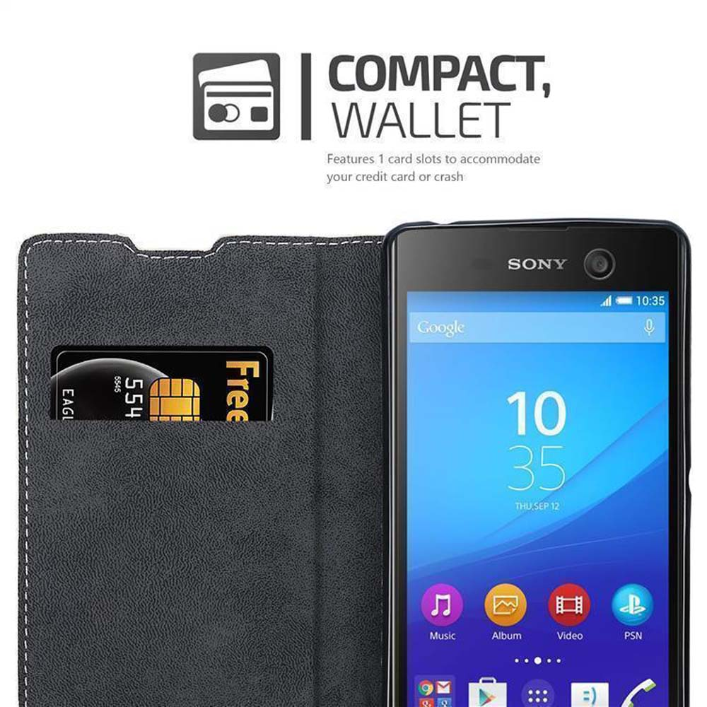 Teléfono en funda tipo cartera. Funda negra, ranura para tarjeta, con tarjeta de crédito. Teléfono Sony mostrando hora y apps.