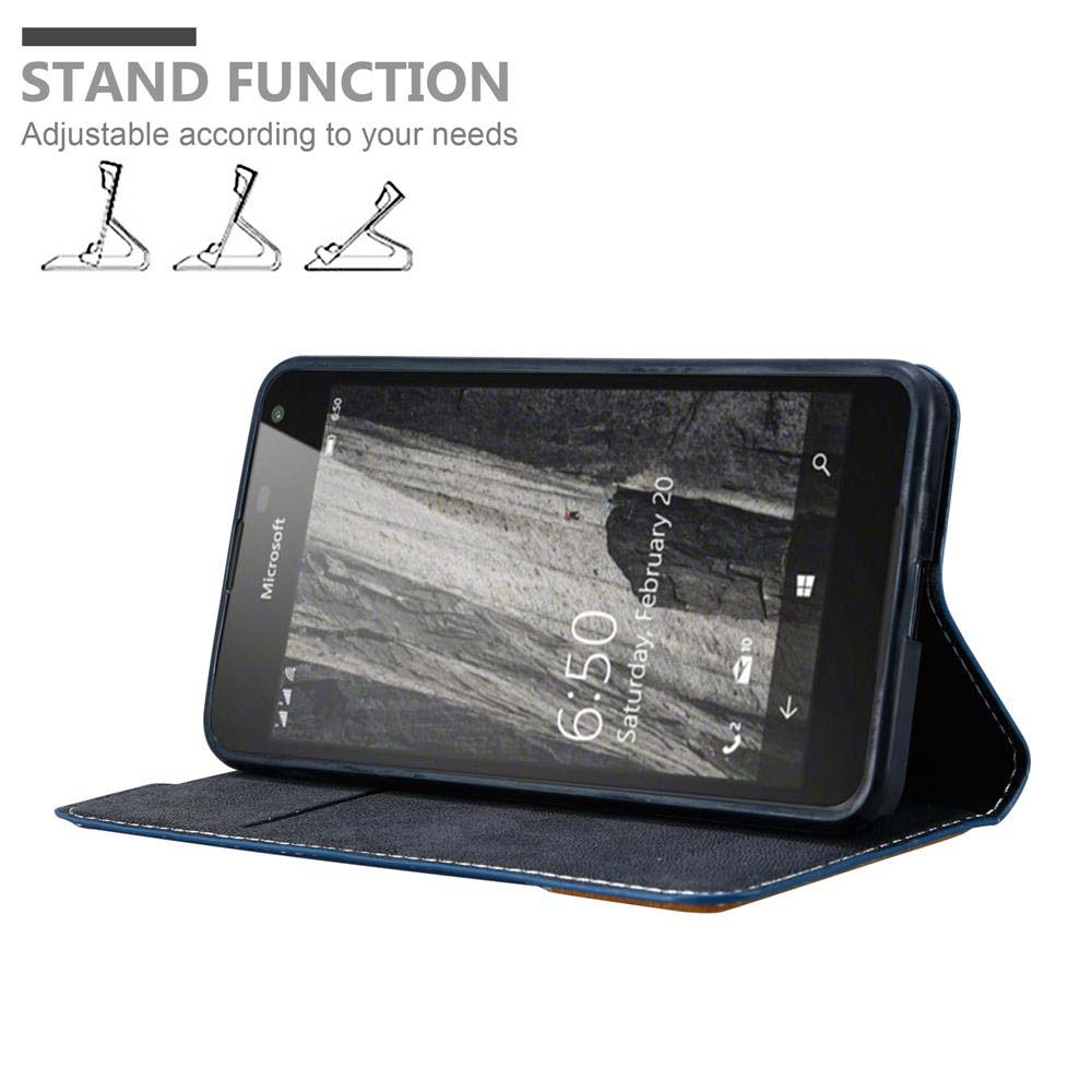 Teléfono en funda azul sobre superficie blanca. Pantalla muestra hora, fecha y función soporte.