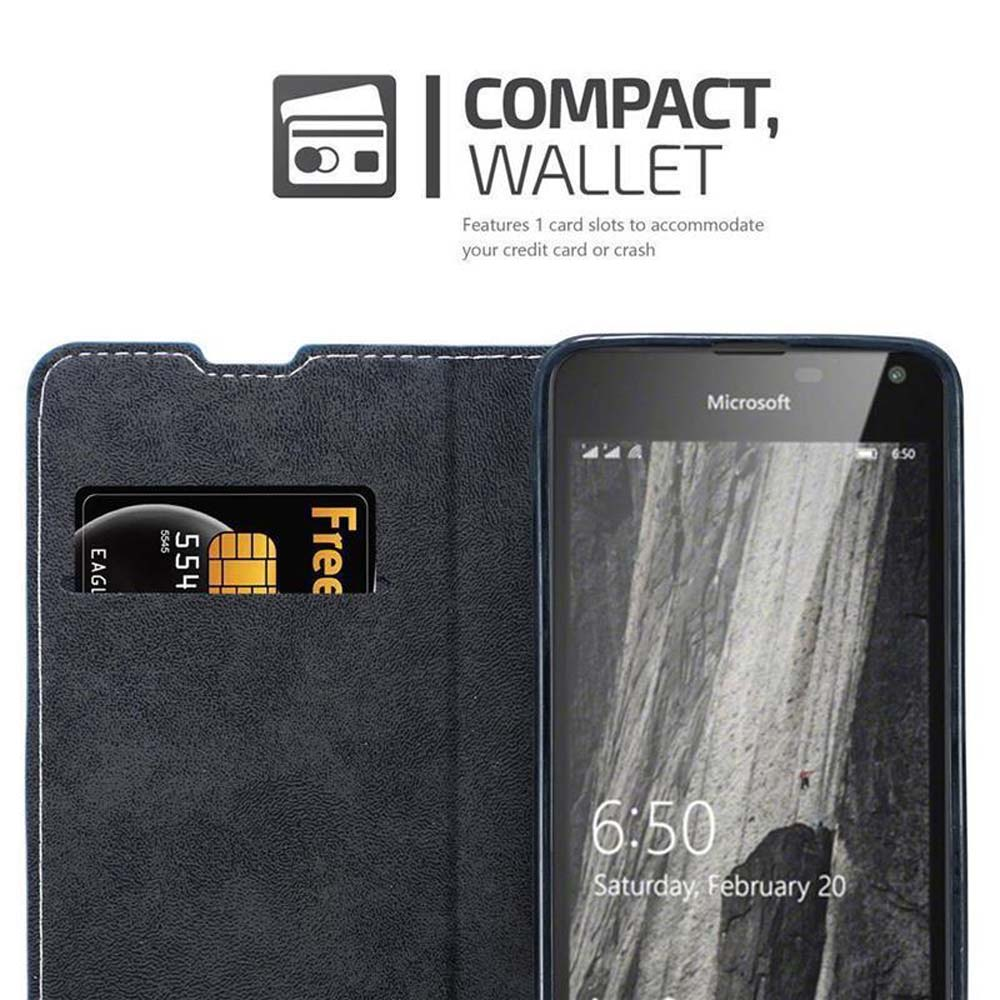 Un teléfono en una funda tipo cartera con tarjeta de crédito y un logotipo de Microsoft.