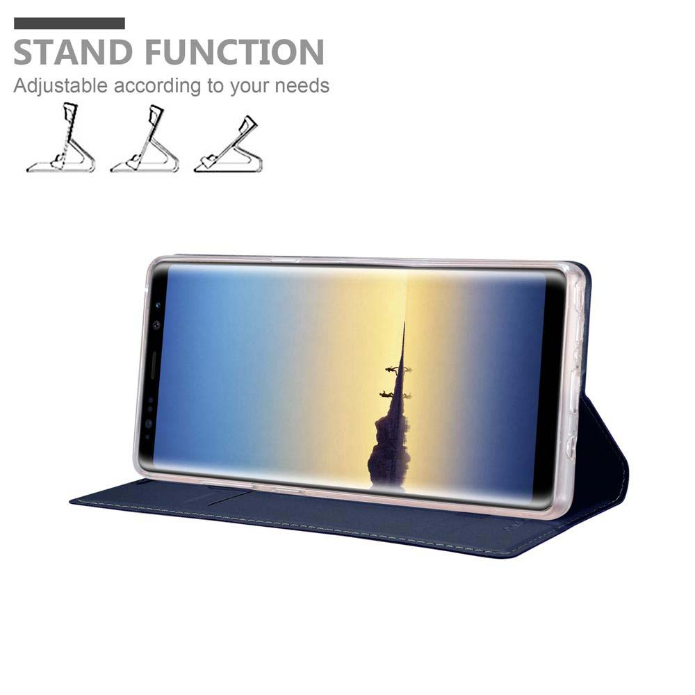Telefon in Hülle, hochgestellt. Hülle in Marineblau, Telefonbildschirm sichtbar. Ständerfunktion wird gezeigt.