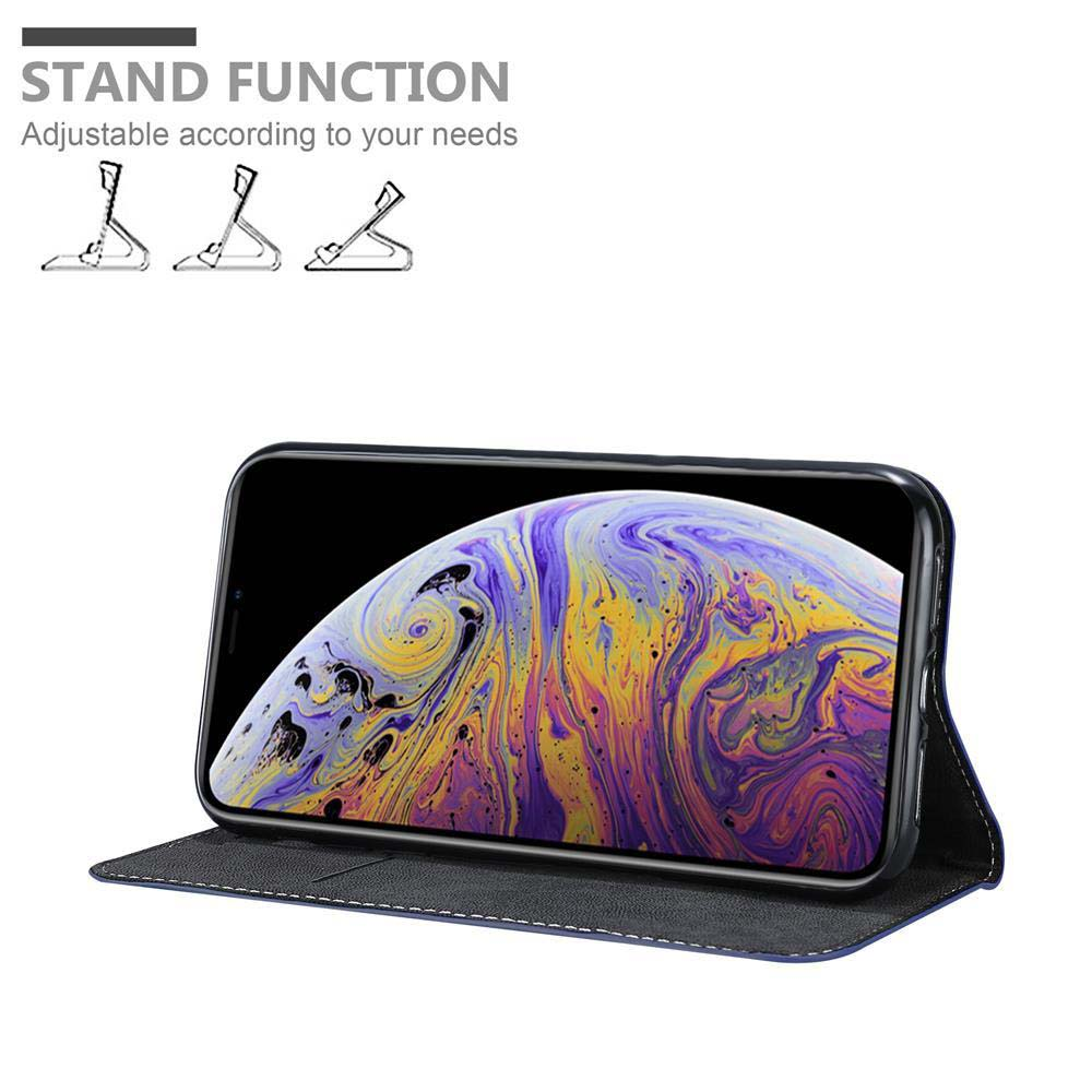 Telefon in einem Gehäuse, auf einem Ständer aufgestellt. Der Bildschirm zeigt ein farbenfrohes, abstraktes Design.