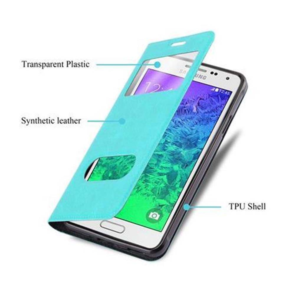 Un teléfono dentro de una funda azul, con etiquetas que apuntan a 'Plástico transparente', 'Cuero sintético' y 'Carcasa de TPU'.