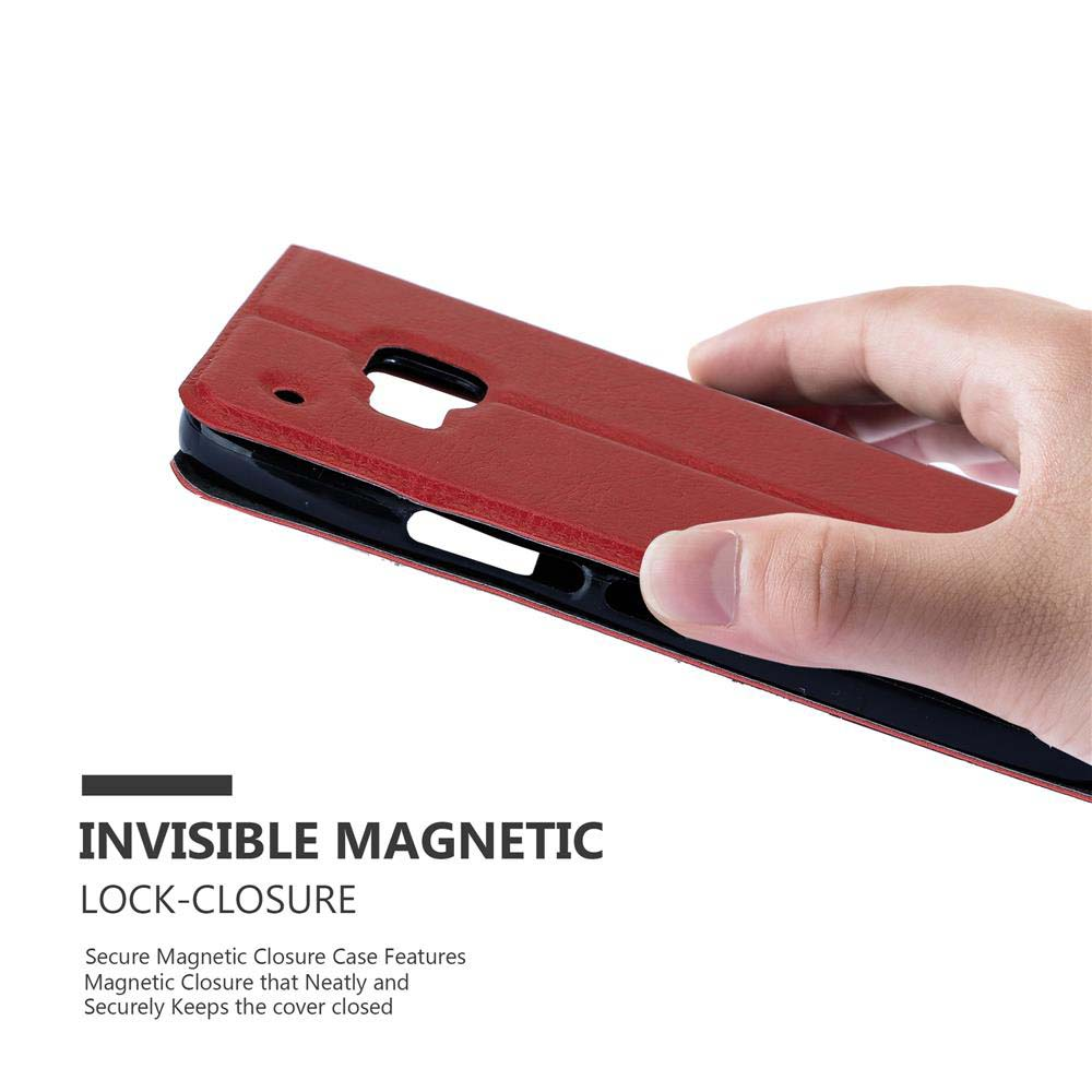 Una mano abriendo una funda roja para teléfono. La funda tiene un cierre magnético. Primer plano.