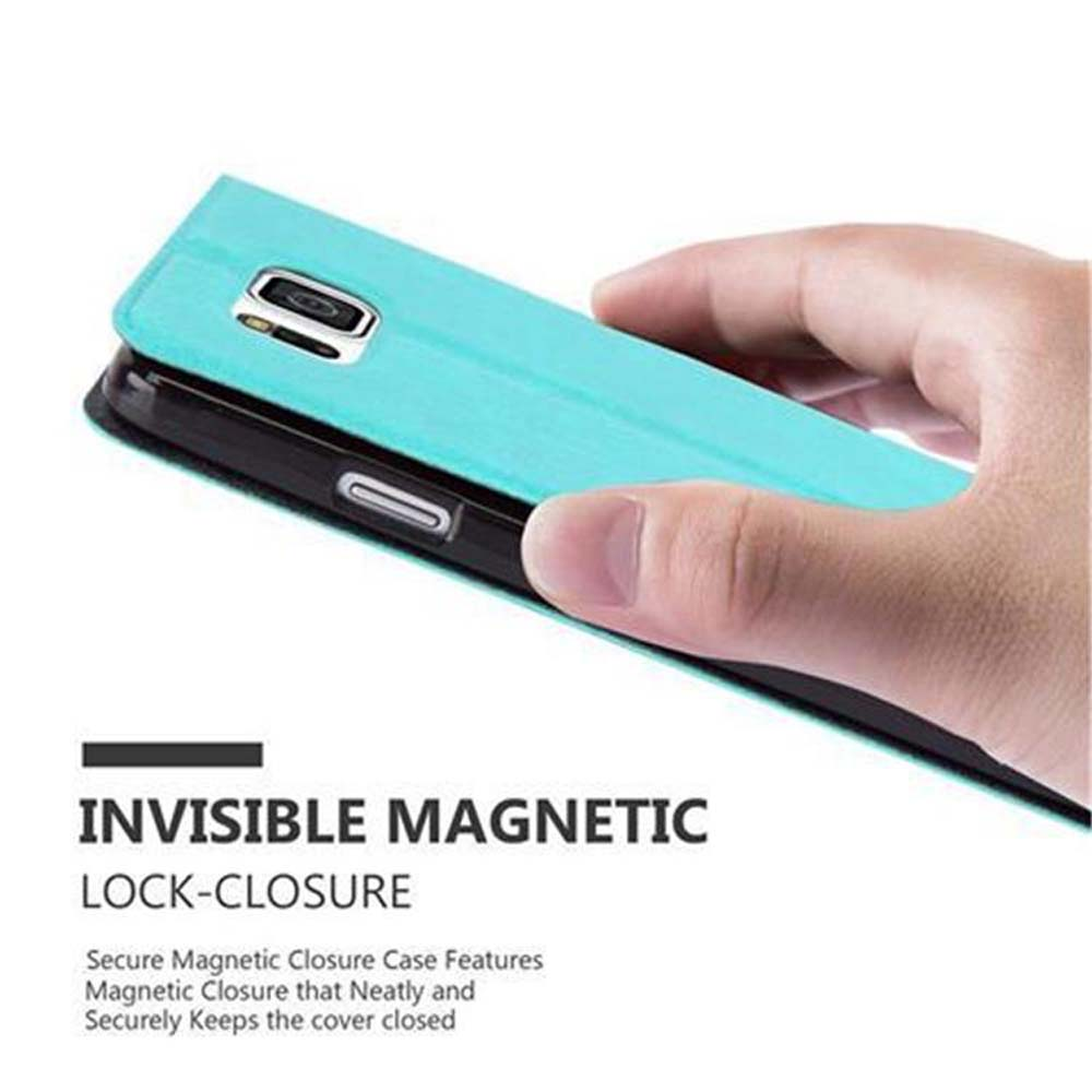 Mano sosteniendo una funda de teléfono verde azulado, mostrando un teléfono negro, texto: 'INVISIBLE MAGNETIC LOCK-CLOSURE'.