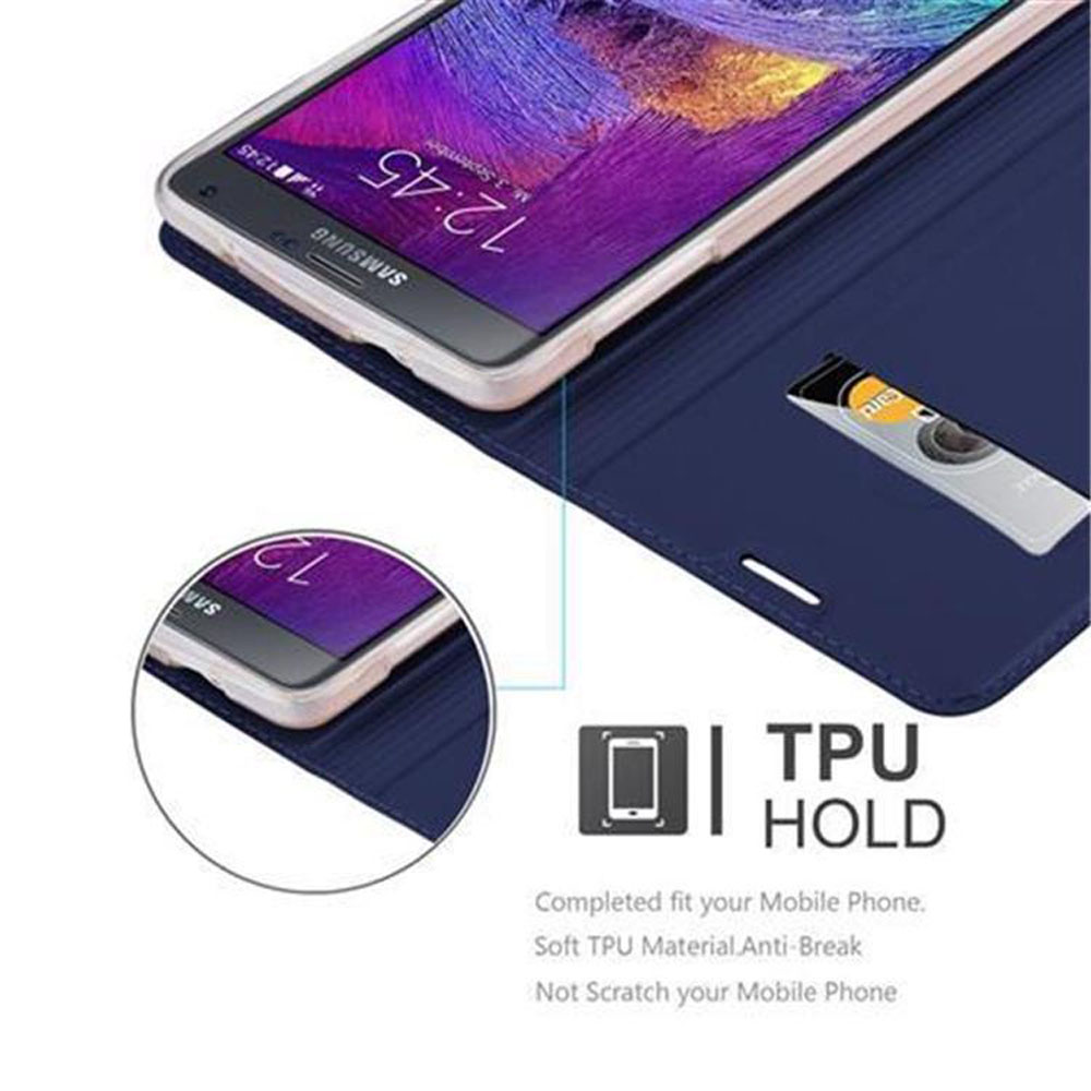 Primo piano di un telefono in una custodia blu, con uno slot per schede e una scheda parzialmente visibile.