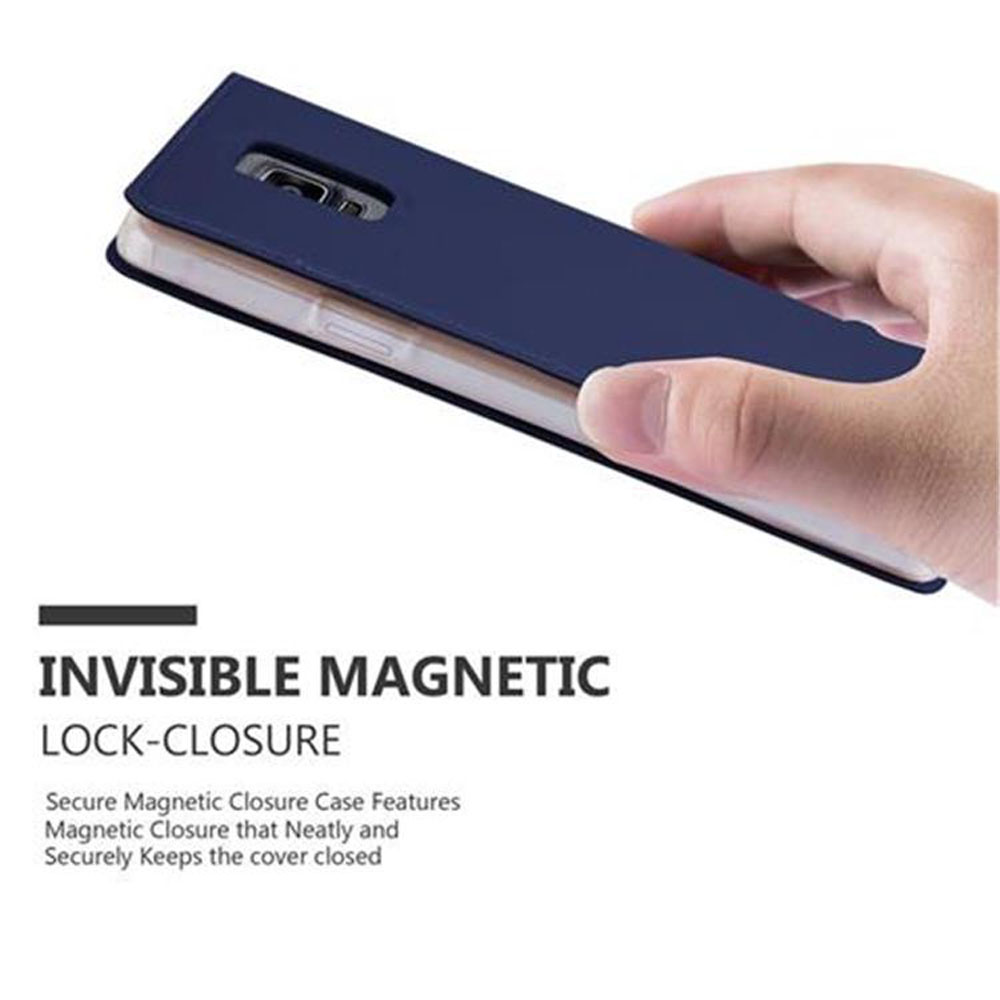 Una mano tiene una custodia blu, mostrando la chiusura magnetica invisibile.