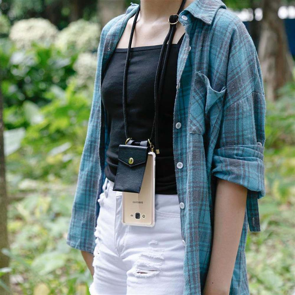 Una donna con una camicia a quadri blu e pantaloncini bianchi, con una custodia per telefono al collo.