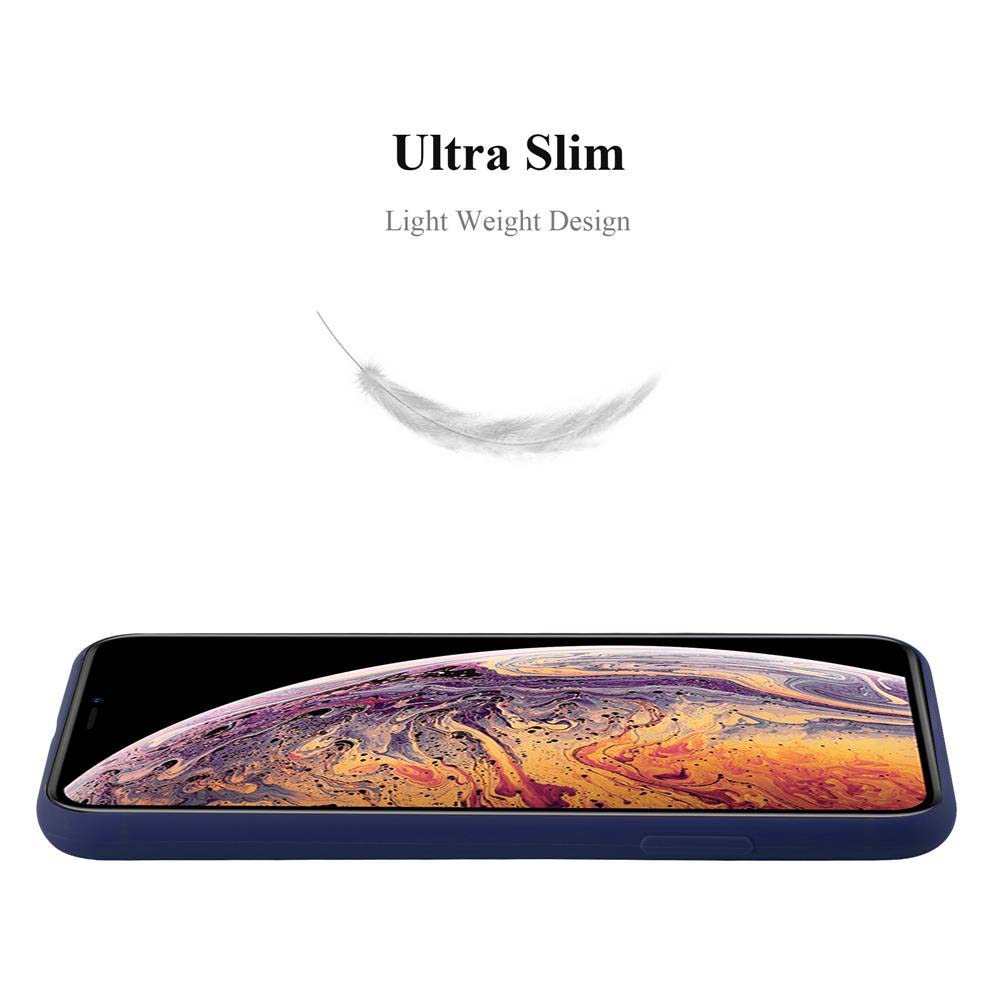 Telefon in einer Hülle. Das Telefon befindet sich auf weißem Hintergrund. Die Hülle ist schlank und das Telefon hat ein Federbild.