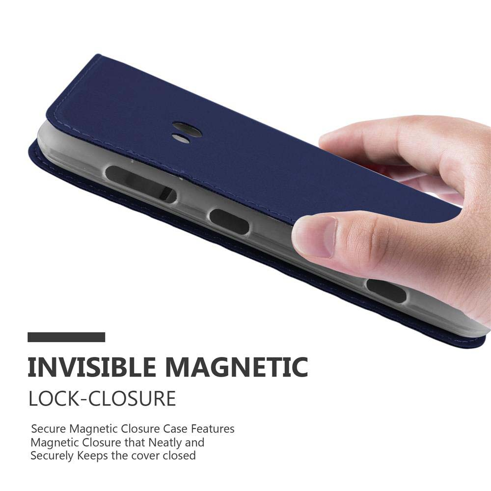 Mano che tiene una custodia blu chiusa. Testo 'INVISIBLE MAGNETIC LOCK-CLOSURE'.