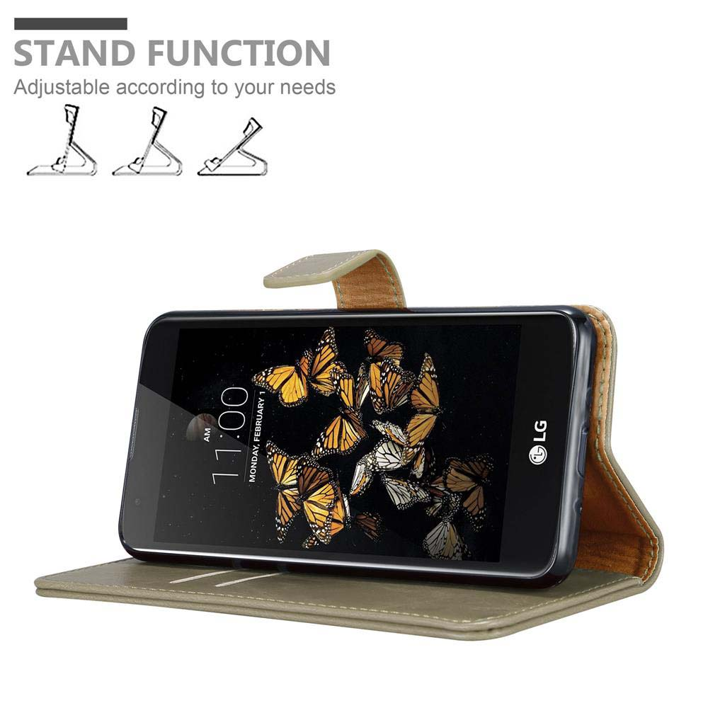 Un teléfono en una funda marrón con mariposas en la pantalla. La funda tiene función de soporte.