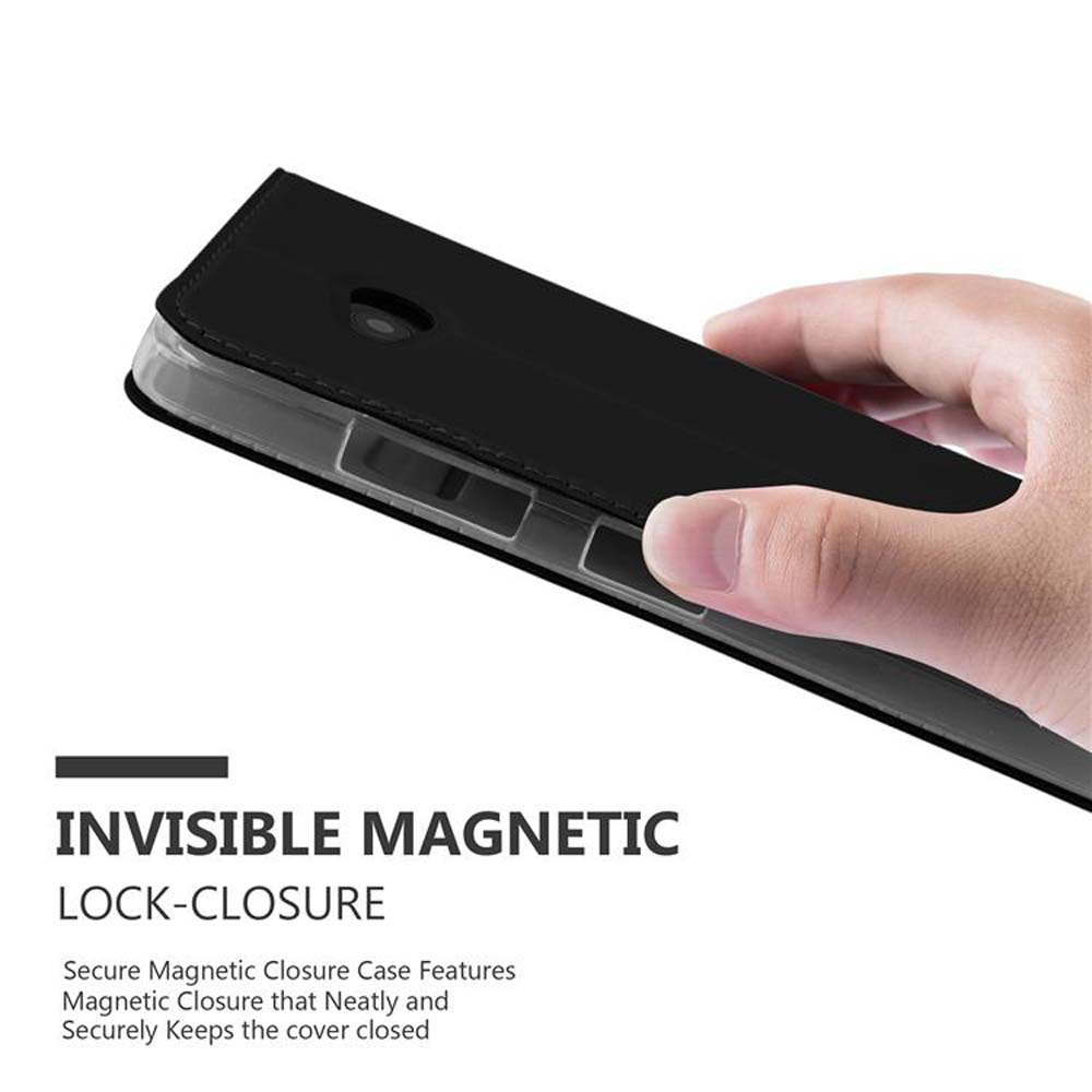 Funda negra para teléfono. Una mano sostiene la funda abierta, mostrando un cierre magnético.
