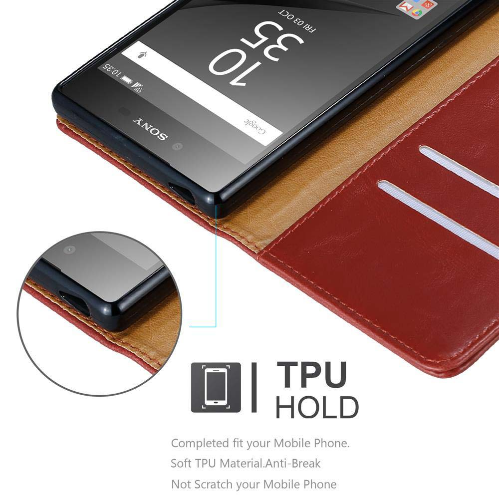 Teléfono en funda de cuero, mostrando la pantalla. El texto indica las características.