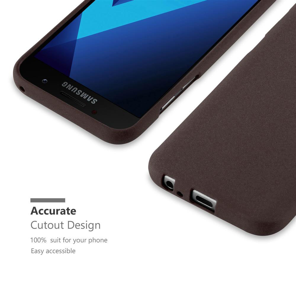 Una custodia marrone accanto a un telefono con schermo blu, su sfondo bianco.