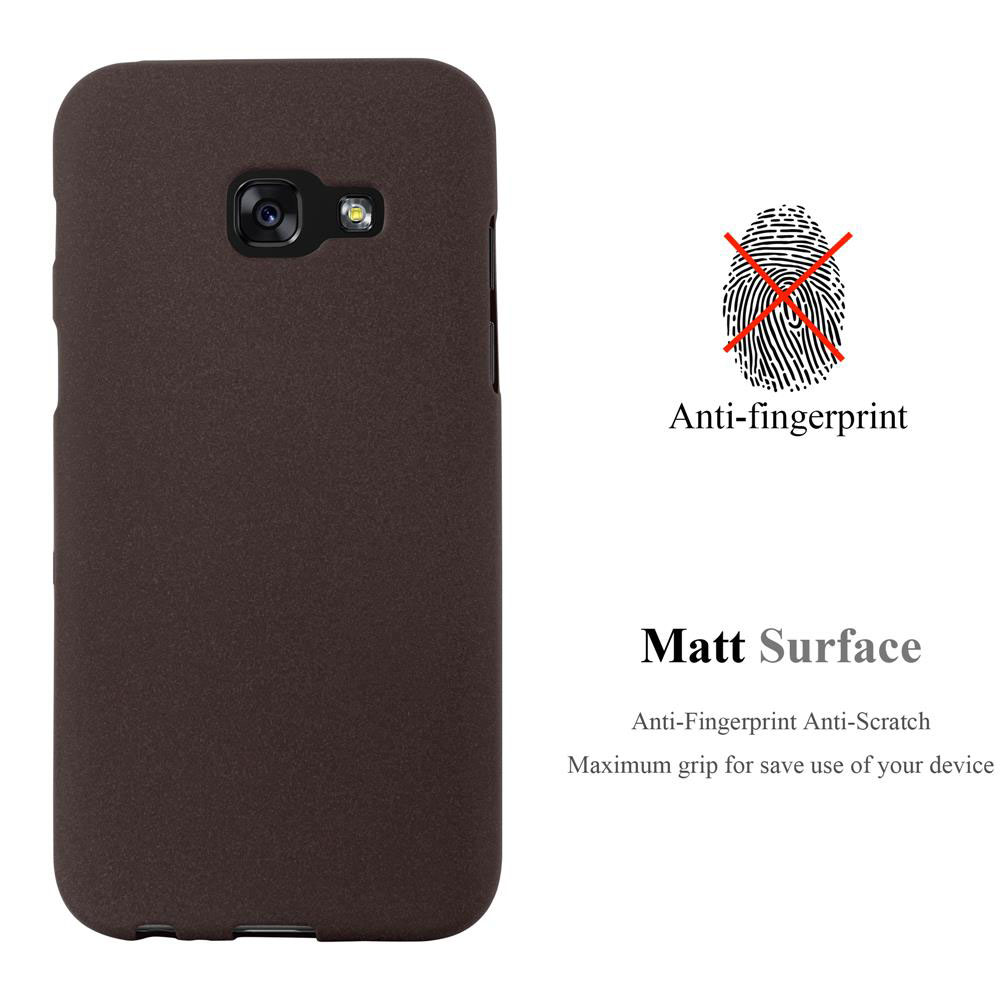 Custodia marrone per telefono con ritaglio per fotocamera. Anti-impronte e superficie opaca sono scritti sotto.