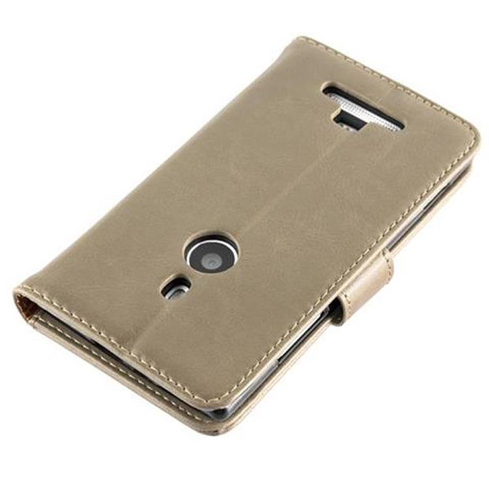 Una custodia color cuoio per telefono. La custodia ha un foro per la fotocamera. La custodia è chiusa e su sfondo bianco.
