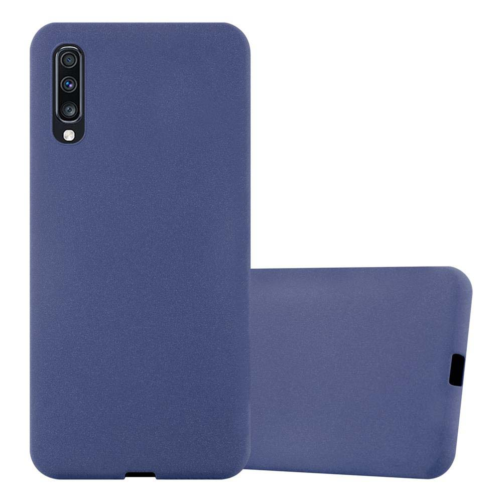 Custodia blu con telefono blu dentro. Un telefono in piedi, uno sdraiato. Sfondo bianco.