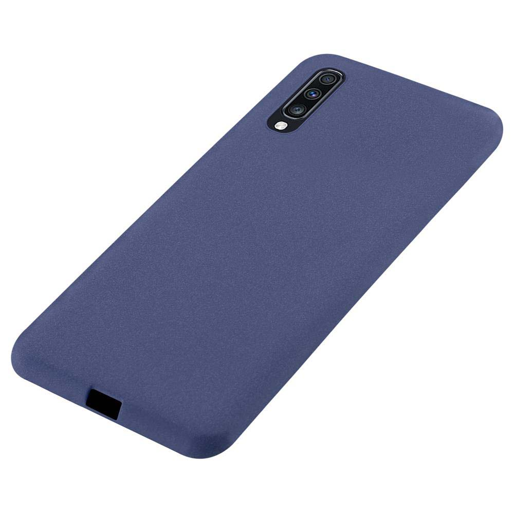 Una custodia blu per telefono. Il retro di un telefono è visibile. Il telefono ha tre fotocamere.