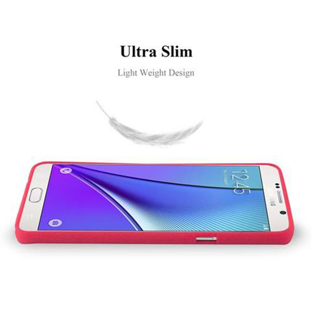 Un teléfono rojo con pantalla blanca, mostrando la hora. Una pluma está encima del teléfono.