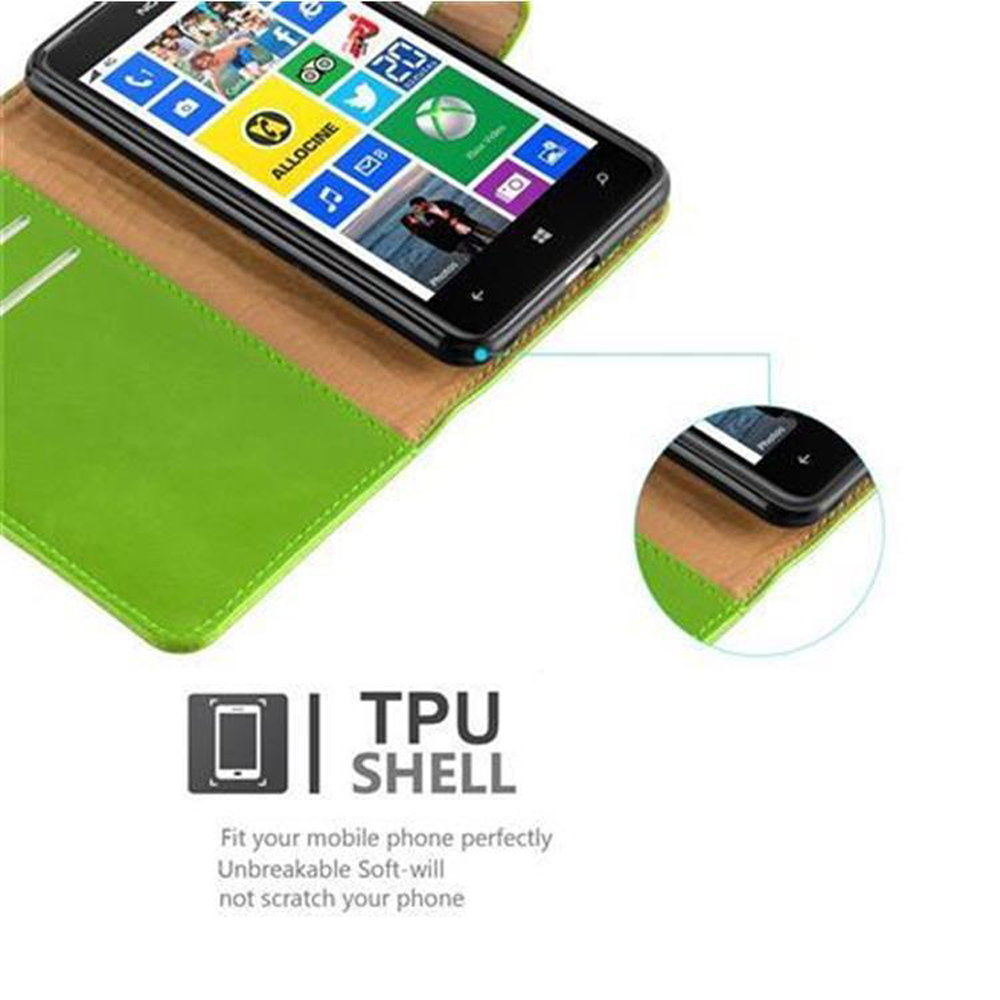 Teléfono en una funda. La funda es verde y el teléfono es negro. El teléfono tiene una pantalla colorida.