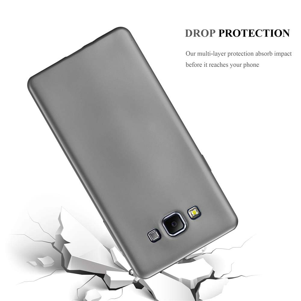 Una funda gris para teléfono con teléfono dentro. La funda está sobre una superficie con grietas, mostrando protección contra caídas.