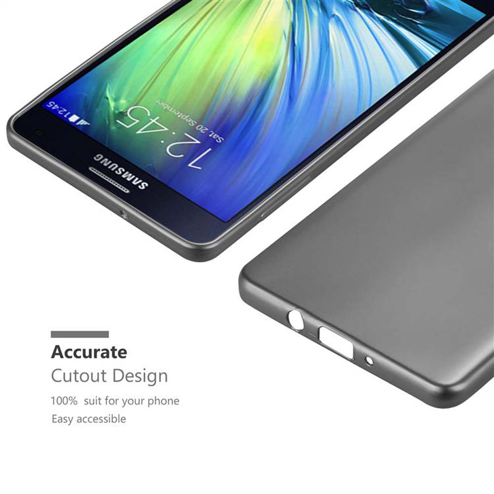 Un teléfono en una funda gris muestra una hora. La funda está sobre una superficie blanca.