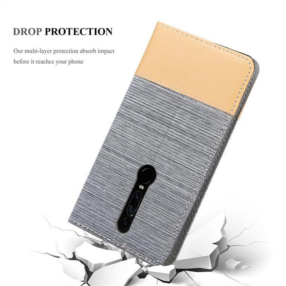 Eine Handyhülle mit einem Telefon darin, das auf zersplittertem Boden ruht. Die Hülle ist beige und grau mit einem gemusterten Design.