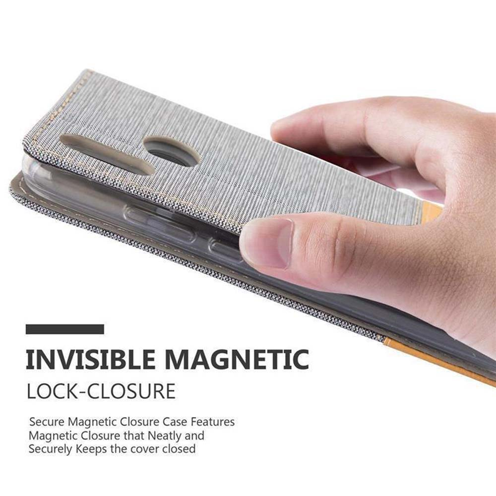 Una mano che tiene una custodia per telefono. Segno INVISIBLE MAGNETIC LOCK-CLOSURE.