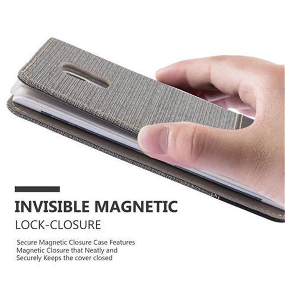 Mano che tiene una custodia grigia. Sistema di chiusura magnetica.