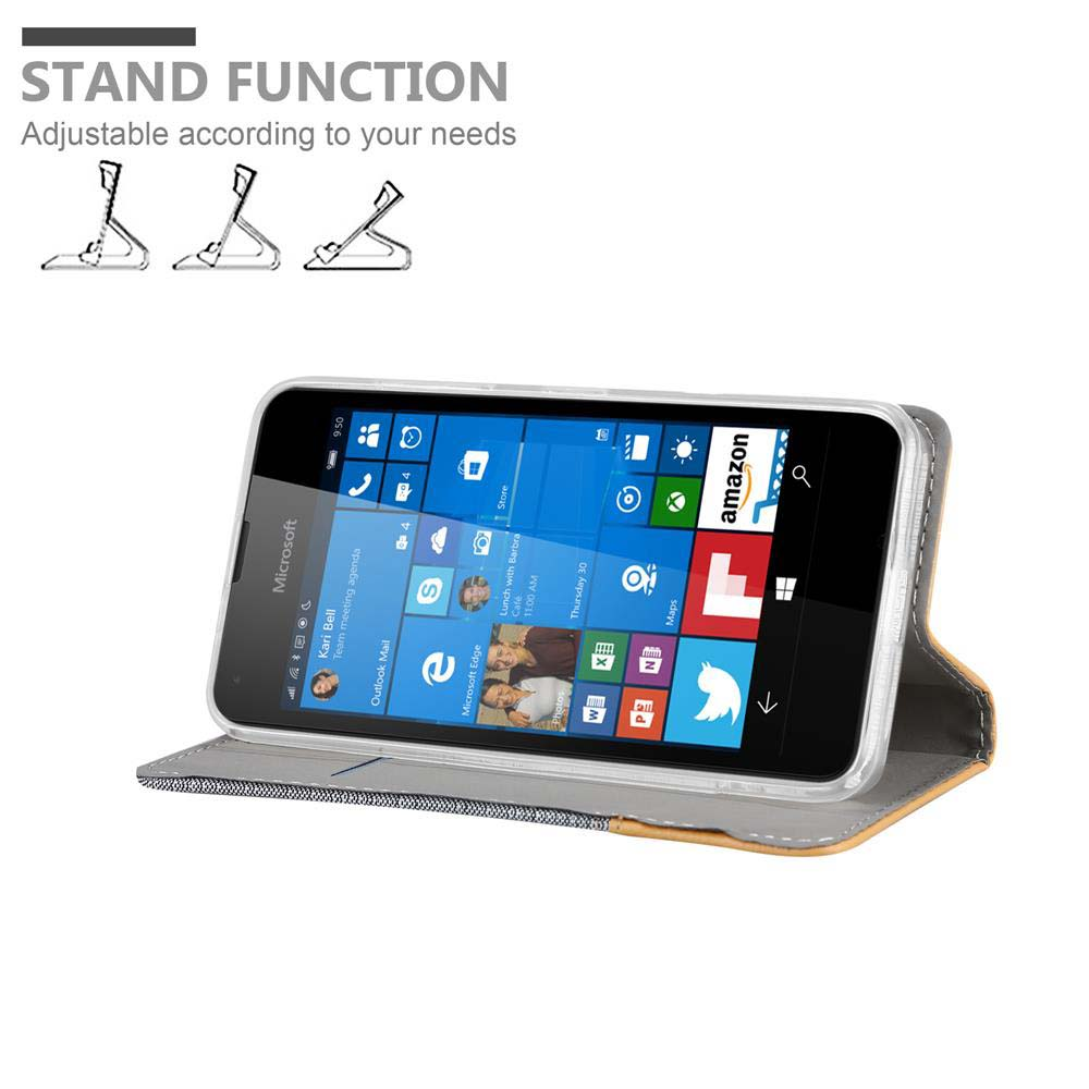 Teléfono en una funda, con función de soporte, con una pantalla visible que muestra iconos.