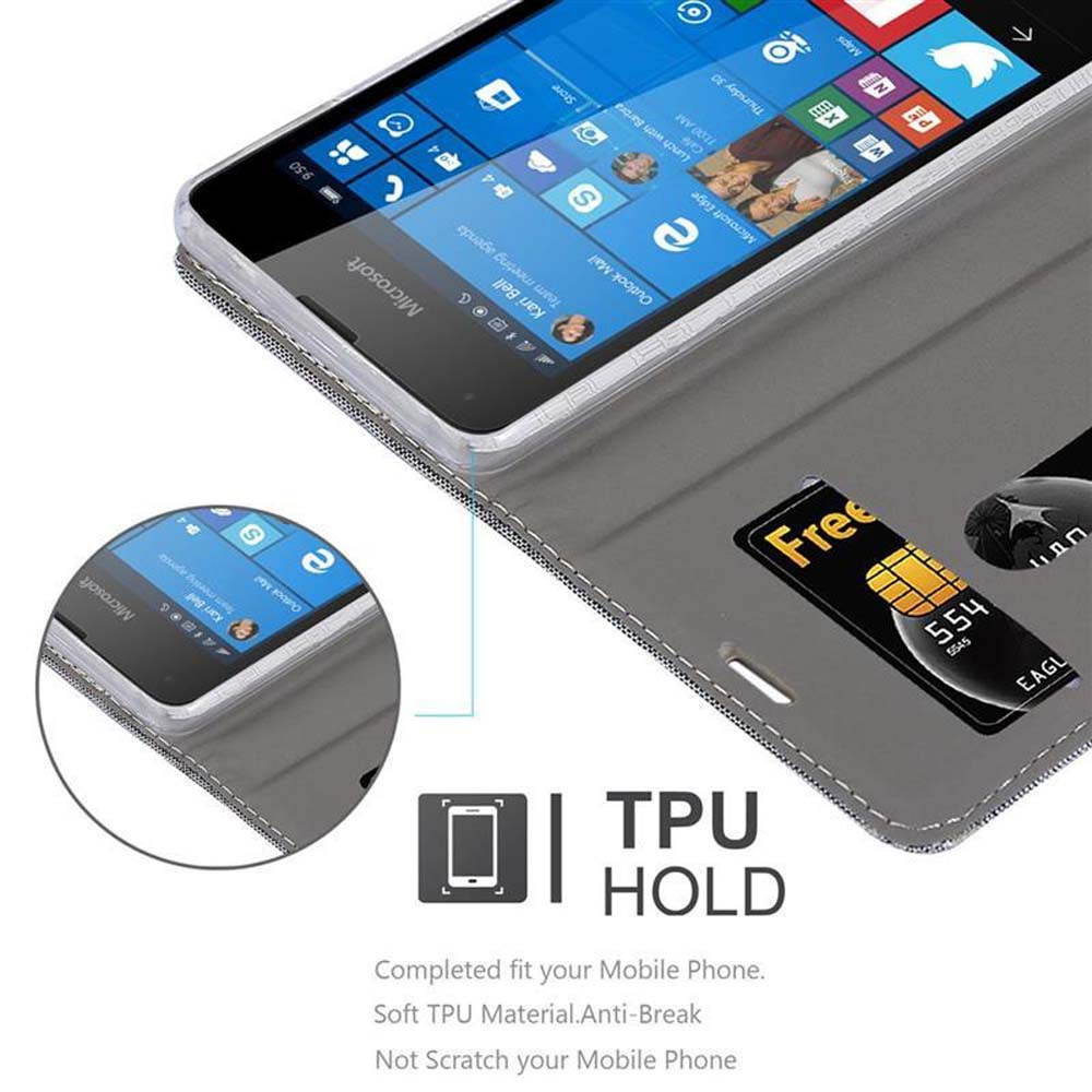 Un teléfono inteligente con la pantalla encendida, mostrando la pantalla de inicio. Está en una funda con una tarjeta de crédito y una etiqueta 'TPU HOLD'.
