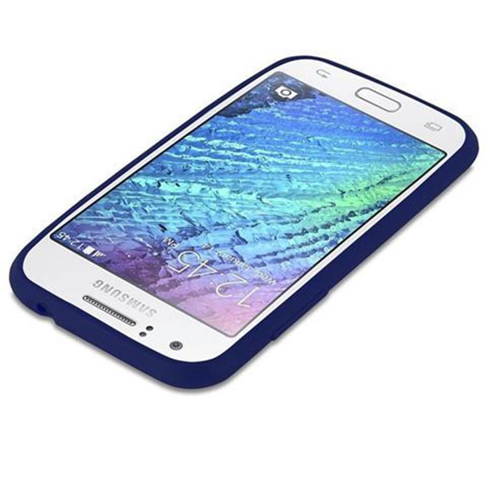 Uno smartphone bianco e blu con una custodia blu. Lo schermo mostra l'ora. La custodia è su una superficie bianca.
